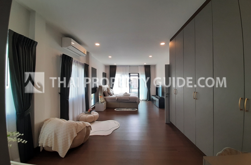 House with Shared Pool in Bangnatrad 